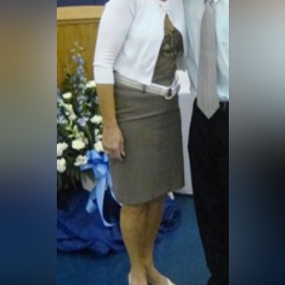 Women’s Beautiful Taupe Lined Pencil Skirt! Sz 6! Gorgeous slit in the back. - Picture 2 of 10